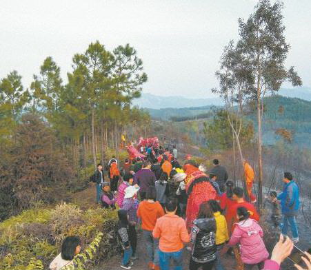 雞公獅、人龍跟隨在背帶龍后面,游過各個山頭,走回祠堂。