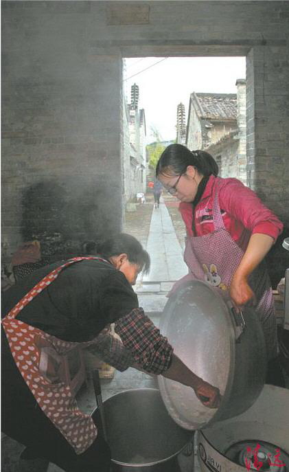 后勤人員緊張地準備午飯。