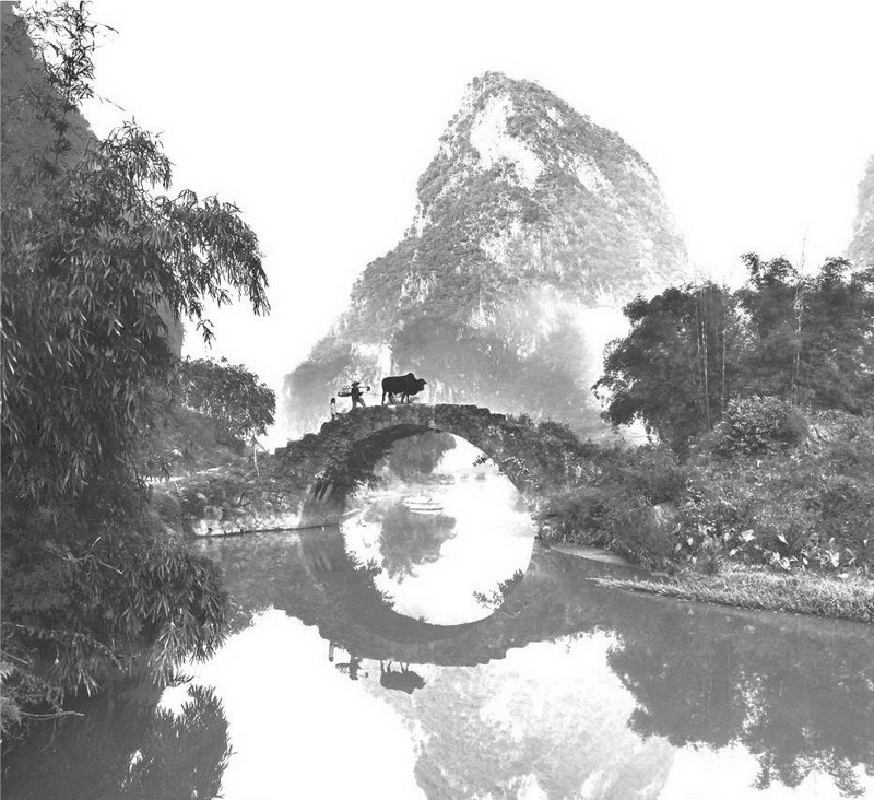 英西峰林永豐橋,橋因旁邊的永豐寺而得名。古石橋已無年月和造建者可考,但這絲毫不妨礙它從容而清伶地安立這鄉(xiāng)間天地。石橋獨(dú)自架于峰巒盛開的曠野溪流之上,則打破了慣性的審美定勢(shì),顯出其清麗之美。從橋上牽牛而過的人叫阿六,身高不到一米五。